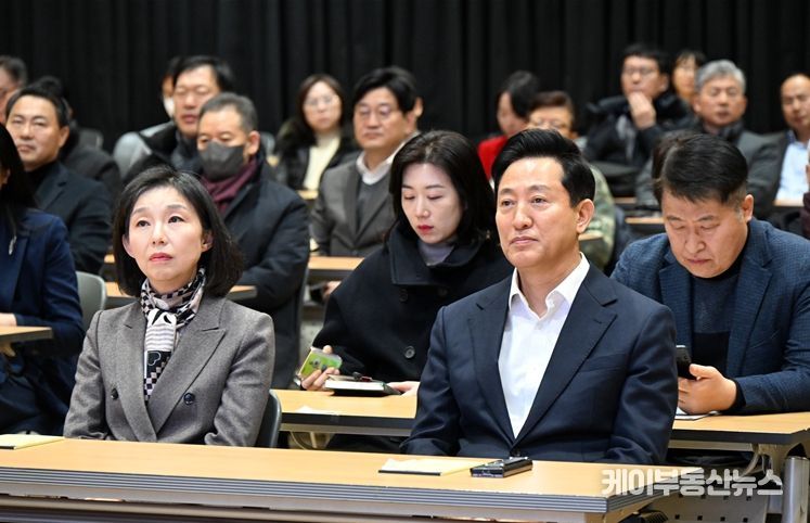 오세훈 서울시장과 최호정 서울시의회의장이 8일 오전 서울시청 다목적홀에서 열린 '제88회 미래서울 아침특강'에서 김종석 한국뉴욕주립대 석좌교수의 ‘규제개혁으로 매력 서울 만들기’ 강의를 듣고 있다.