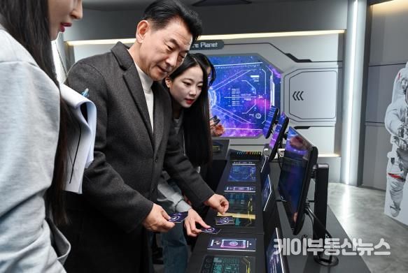 김동근 시장이 1월 13일 ‘퓨처플라넷2050(미래직업체험) 팝업스토어’를 방문해 시설들을 체험하고 있다.