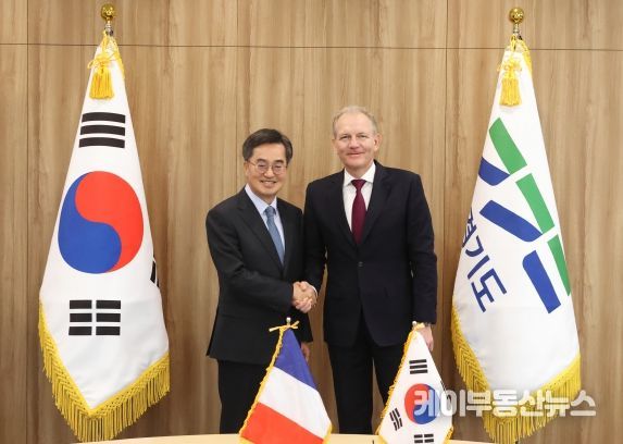 주한 미국·유럽상공회의소와 반도체기업 등을 방문하며 경제행보를 이어가는 김동연 경기도지사가 프랑스기업 에어리퀴드와 2,500만 달러(한화 350억 원 상당) 투자 계획을 논의했다.