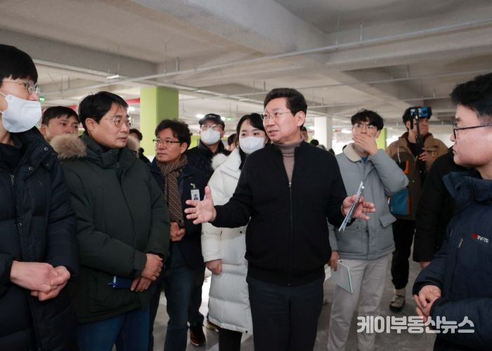 이상일 용인특례시장이 18일 양지면 경남아너스빌 아파트 공사 현장을 방문했다.