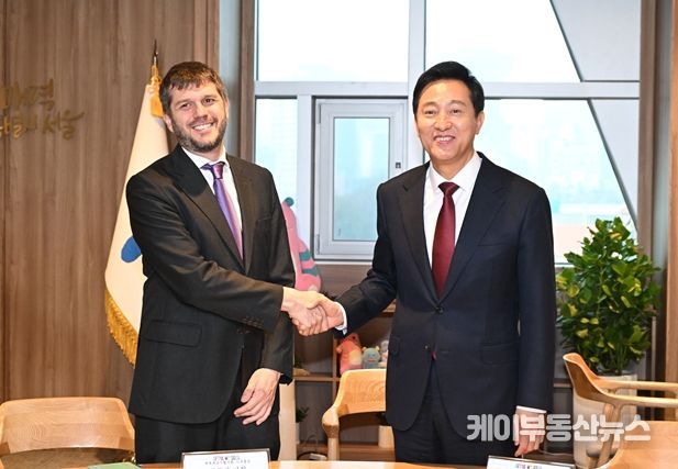 오세훈 서울시장과 조르디 바쿼 (Jordi Vaquer) 세계대도시협의회 사무총장이 21일 오전 서울시청 집무실에서 면담 전 인사를 나누고 있다.