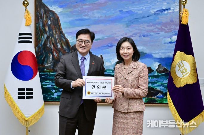건의문 전달하는 최호정 의장