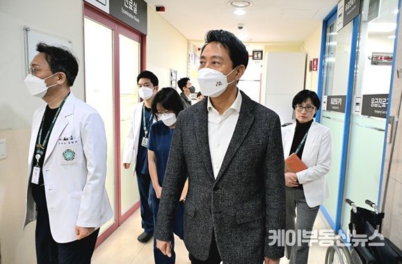 오세훈 서울시장이 26일(일), 이대목동병원 권역응급의료센터를 찾아 의료 현장을 점검하고 있다.