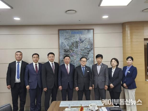 2024년 4월 선양시 외사판공실 주임 등 선양시 대표단이 성남시청을 방문하여 행정기획조정실장과 면담을 진행하고 있다