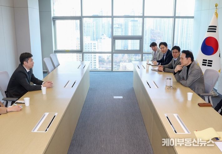 임태희 경기도교육감이 13일 남부청사에서 유승민 제42대 대한체육회장 당선인과 면담했다.