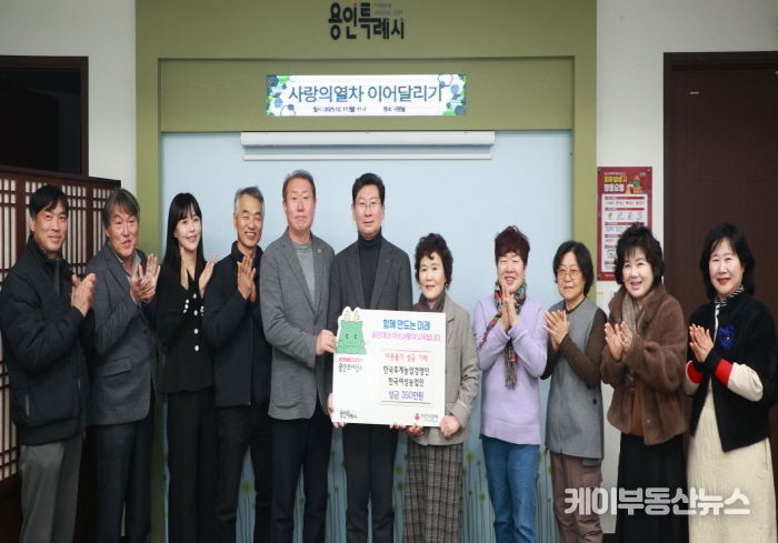 지역의 농업인단체 관계자들이 17일 이상일 시장을 만나 이웃돕기 성금을 기탁했다