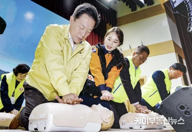 지난 2023년 4월 이재준 수원시장이 새빛안전지킴이 교육으로 심폐소생술 훈련을 받고 있다.
