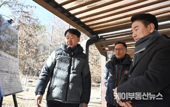 김동근 시장이 2월 17일 호원 실내 배드민턴장 부지에 대한 현장 점검을 진행하고 있다.