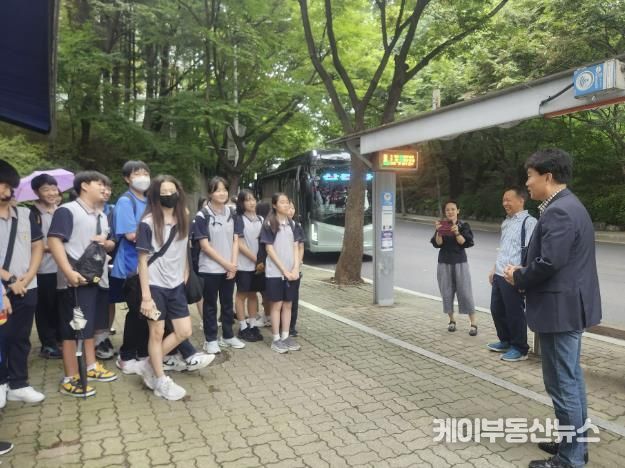 ‘찾아가는 진로체험’을 위해 잡월드로 출발하는 학생들 격려