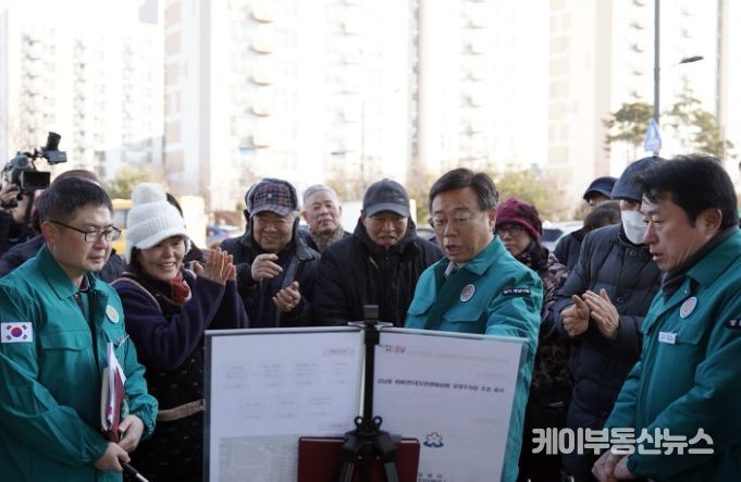 신상진 성남시장이 24일 모란시장 상인들에게 모란생태공원 지평식 주차장 사업에 대해 설명하고 있다.