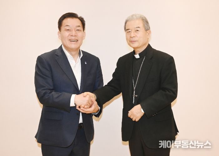 이재준 수원시장과 수원교구장 이용훈 주교가 함께하고 있다.