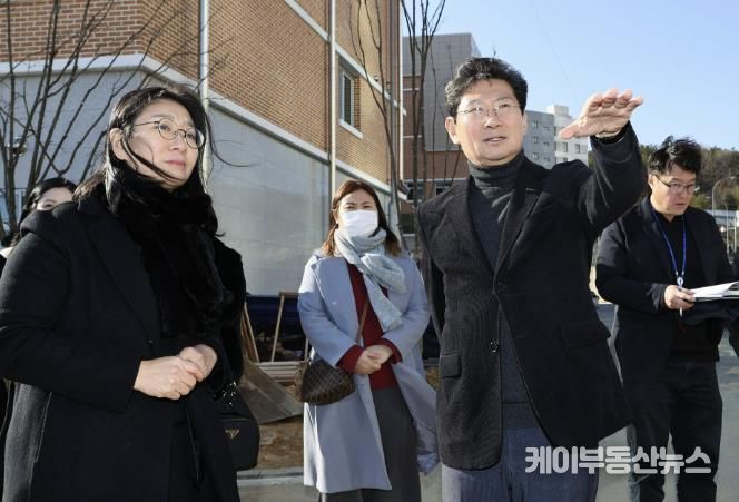 지난달 20일 이상일 용인특례시장이 처인초중통합학교를 방문해 시설과 환경을 점검하는 모습
