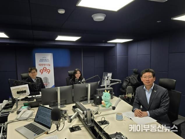 이상일 용인특례시장은 10일 '최진만 이유나의 굿모닝 OBS'에 출연해 첨단반도체 도시 조성부터 스포츠·문화 도시에 대한 시정을 소개했다