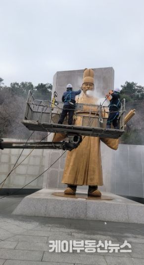 정조대왕 동상을 세척하고 있는 모습.