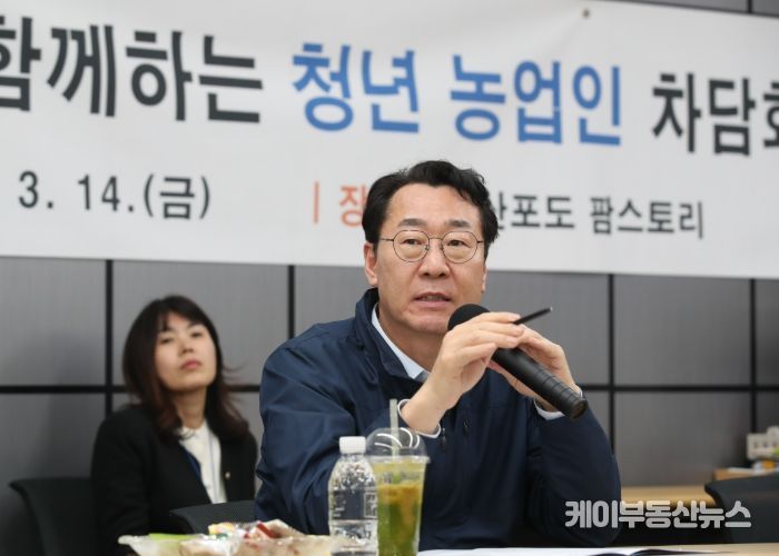 14일 정명근 화성특례시장이 청년농업인과의 차담회에 참석해 발언하고 있다