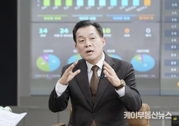 이재준 수원시장이 수원시의 다양한 정보를 시각화한 디지털 대시보드 앞에서 설명을 하고 있다.