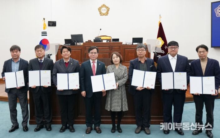 3월 18일 제338회 임시회 제1차 본회의에서 ‘2024회계연도 결산검사위원’ 위촉식이 열린 가운데 금광연 의장과 결산검사위원들이 기념촬영을 하고 있다. (사진_하남시의회 제공)