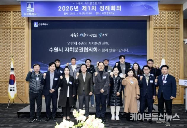 이재준 시장(왼쪽 4번째부터), 구균철 자치분권협의회 의장과 위원들이 함께 하고 있다.