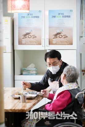 김성중 경기도 행정1부지사, 노인전문요양원에서 봉사활동하며 ‘경기도 간병 SOS’ 안내