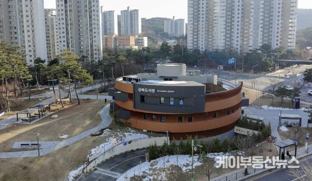 성복도서관 전경