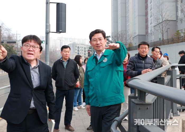 25일 이상일 용인특례시장이 마북천 산책로 설치 예정지를 현장 점검했다