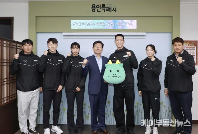 이상일 용인특례시장은 26일 시장실에서 우상혁선수와 신규 입단한 육상팀 선수를 격려했다