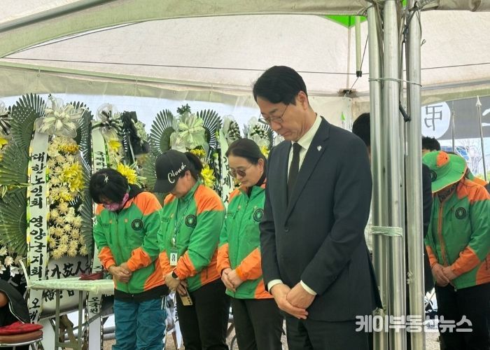 정명근 화성특례시장이 우호도시인 경북 영양군 합동분향소를 방문해 희생자들을 추모하고 있다