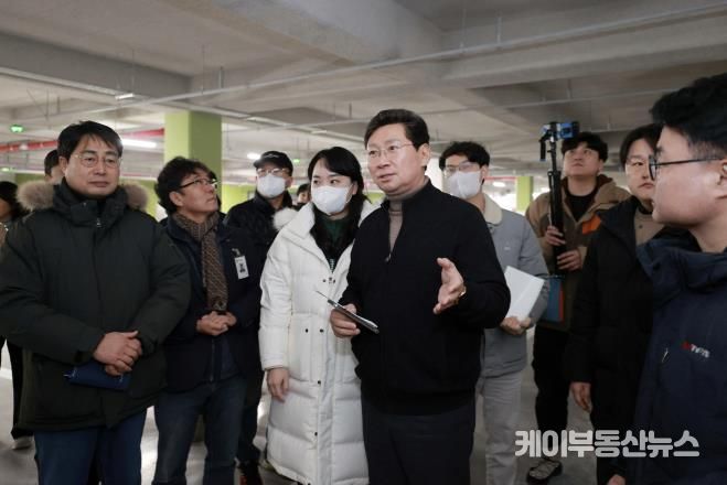 이상일 용인특례시장이 경남아너스빌디센트 건설 현장을 방문해 하자보수 상황을 살피고 있다