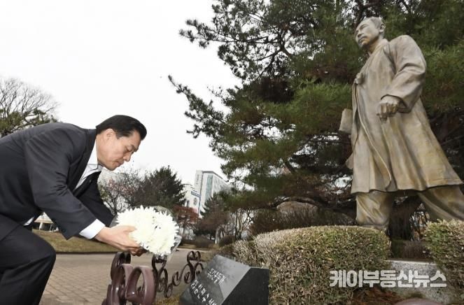 이재준 수원시장이 지난해 3월 임면수 탄생 150주년을 기념해 동상에 헌화하고 있다.