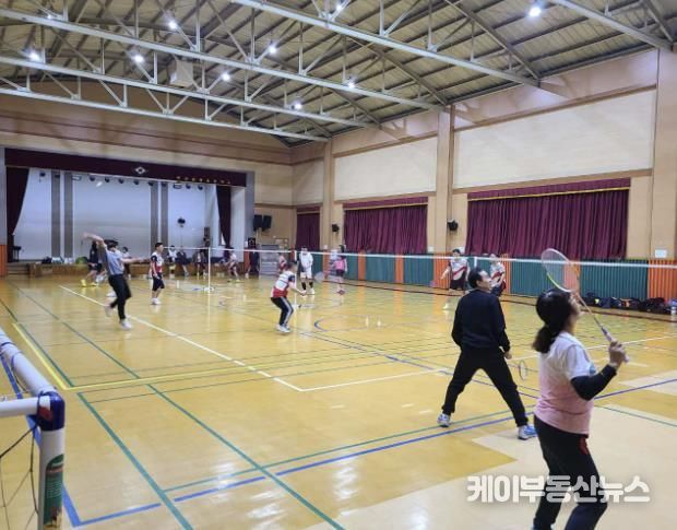 학교시설개방으로 부천삼정초등학교 체육관에서 배드민턴을 즐기고 있는 시민들 모습