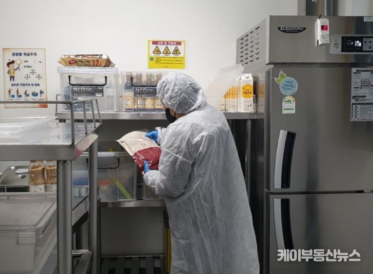 청소년이용시설 집단급식소를 점검하는 모습.