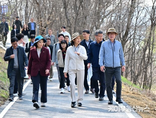 강동구 한강변 방문한 최호정 의장