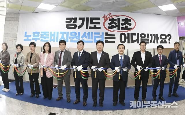 커팅식 진행하는 모습 (조용익 부천시장, 김병전 부천시의회 의장, 이건태 국회의원, 시민대표, 시의원 등)