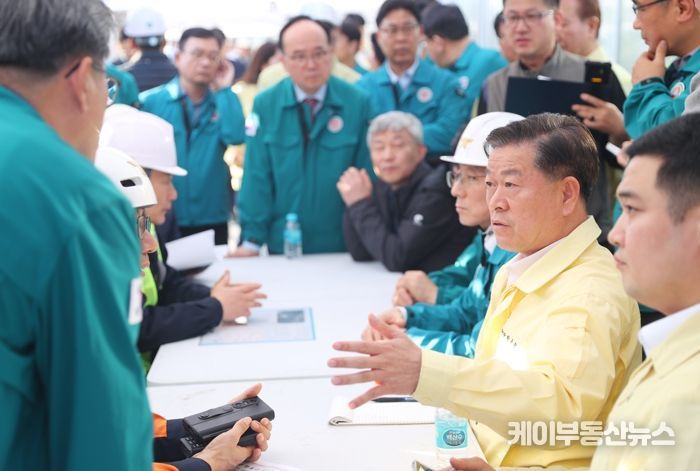 박승원 광명시장이 지난 11일 신안산선 공사장 도로 붕괴 사고현장에서 열린 대책회의에 참석해 발언하고 있다.