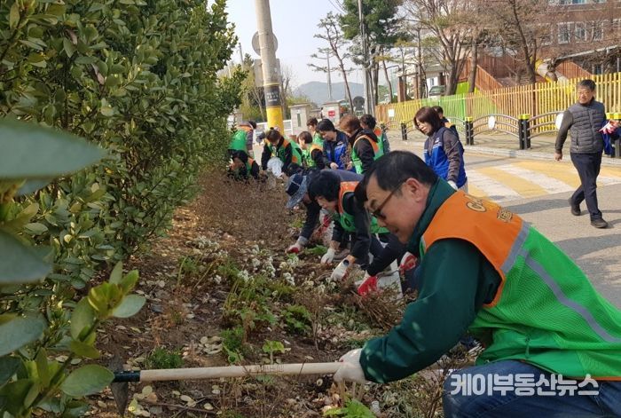 신천동, 관계단체와 봄맞이 화단 정비 힘써