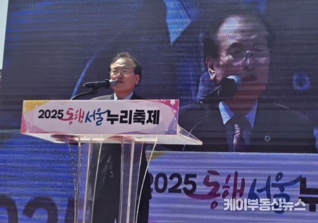 ‘2025 동행 서울 누리 축제’ 참석 축하 연설하는 이종환 부의장