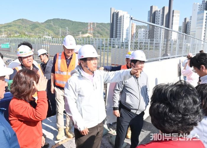 지난 4월 30일 이현재 하남시장이 관계자들과 함께 감일 제1육교 개통 전 현장점검에 나서고 있다.