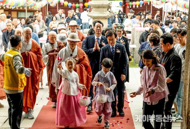 정명근 화성특례시장이 6일 용주사에서 봉축법요식에 참석하고 있다