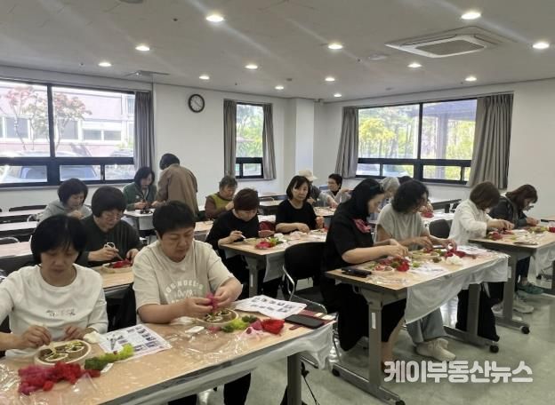 안산시, 사할린동포 2세 대상 카네이션 만들기 특강 개최