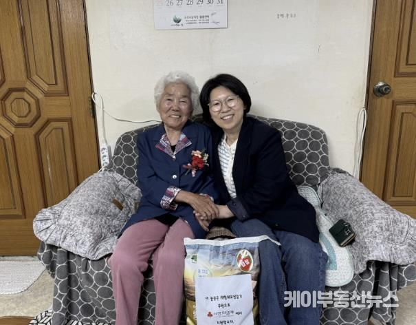 포천시 군내면, 어버이날 맞아 어르신 가정 방문…따뜻한 온정 전해