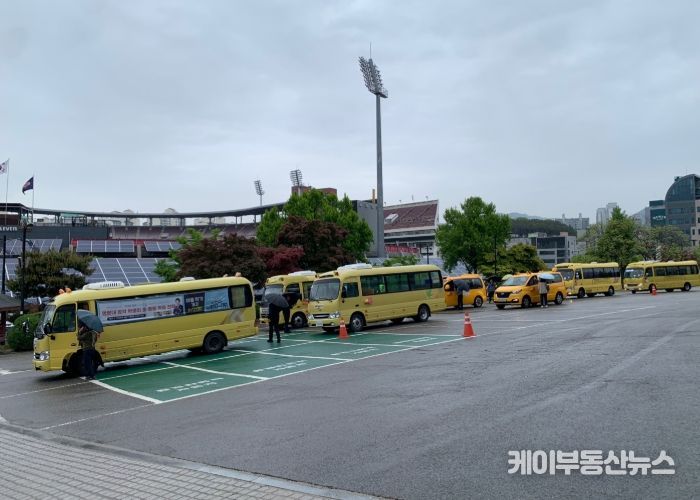 수원시가 2025년 상반기 어린이통학버스 합동점검’을 하고 있다.