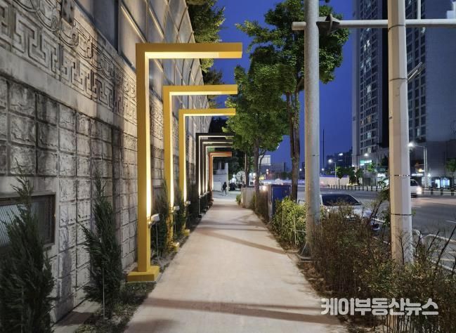 호계3동 경수대로 주변 보행도로 조형물 설치 사진