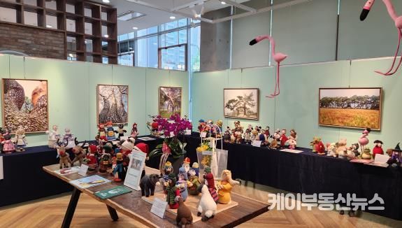 오산시 중앙도서관, '털실인형과 소나무 사진' 크로스오버 전시 개최