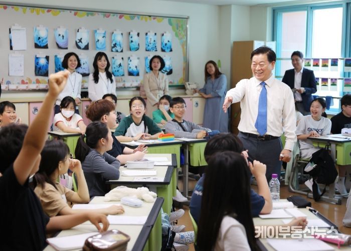 박승원 광명시장이 14일 광명광덕초등학교 '1일 명예 교사'로 참여해 학생들과 진로에 대해 소통하는 시간을 가지고 있다.