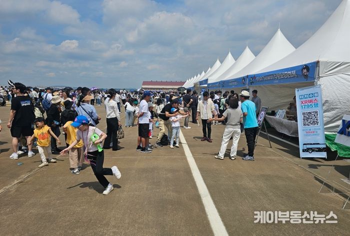 수원시가 ‘공군 스페이스 챌린지 2025 in 수원’에서 홍보존을 운영하고 있다.