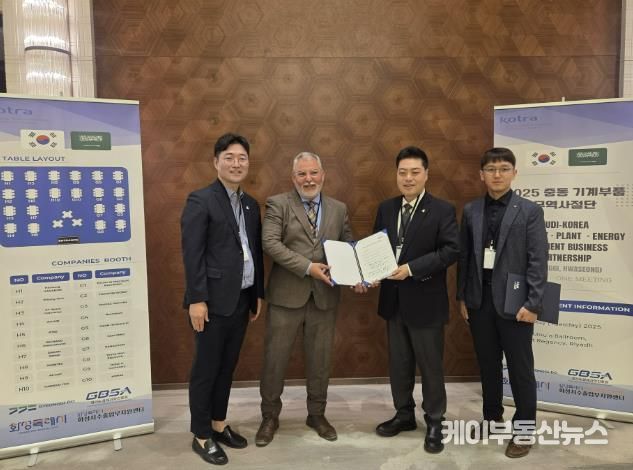 ㈜한성하나론 허욱 대표가 13일 사우디아라비아 리야드 수출상담회에서 바이어와 MOU 계약 체결 기념 촬영을 하고 있다.