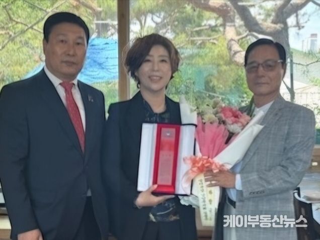 보훈 현장 지킨 경기도의회 정경자 의원, 대한민국상이군경회로부터 감사패 수상