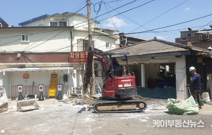 파주시, 성매매집결지 내 불법건축물 9차 행정대집행 단행…불법 증축된 대기실 철거