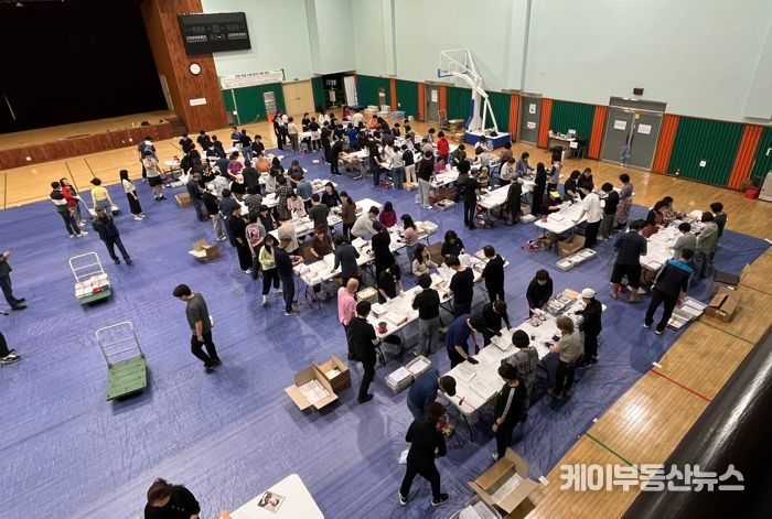 21대 대통령선거 투표안내문 발송을 위해 선거사무원들이 구슬땀을 흘리며 작업하고 있다