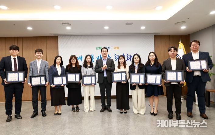 26일 시청 중앙회의실에서 정명근 화성특례시장과 우수직원 표창을 받은 화성특례시 공공기관 직원들이 함께 기념 촬영을 하고 있다.